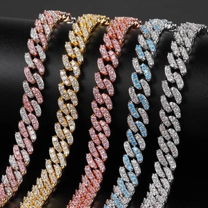 Détail de chaînes cubaines 9mm avec zircons sertis pavé en divers coloris de métaux