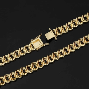 Détail d'un collier chaîne cubaine dorée de 9mm avec un fermoir à boîte sécurisé