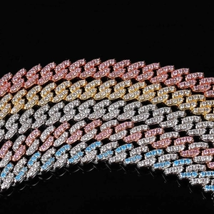 Détail macro d'une chaîne cubaine de 9mm avec sertissage de zircons colorés
