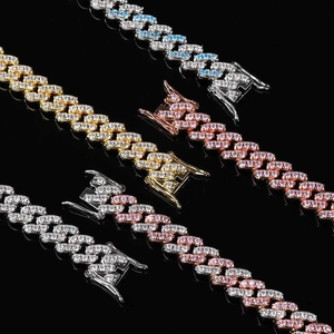 Dettaglio ravvicinato della catena cubana hip hop 9mm con zirconi multicolore incastonati