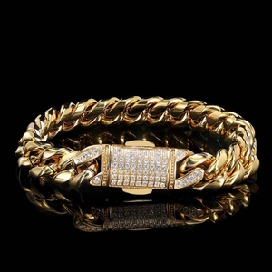 Dettaglio macro del bracciale a catena cubana placcato oro 18K con chiusura di diamanti
