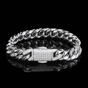 Dettaglio di bracciale a catena cubana argento con fibbia rettangolare di diamanti