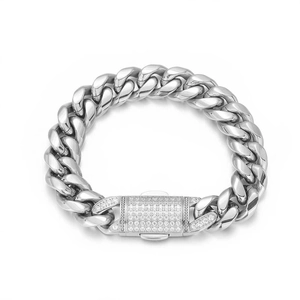 Vista macro del bracciale a catena cubana argentata con chiusura a cassetta diamantata