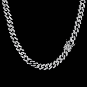 Dettaglio della collana a catena cubana hip hop con pavé di zirconi e chiusura a scatola