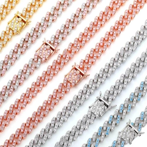 Détail de colliers maille cubaine 9mm en or et argent avec pavé de zircons colorés
