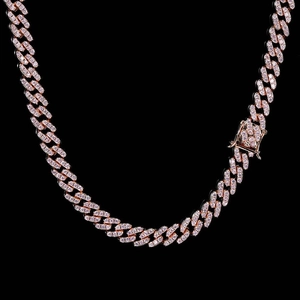 Dettaglio catena cubana 9mm oro rosa con zirconi rosa incastonati e chiusura di sicurezza