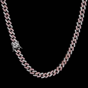 Dettaglio catena cubana hip-hop con zirconi rosa e bianchi su maglie in argento