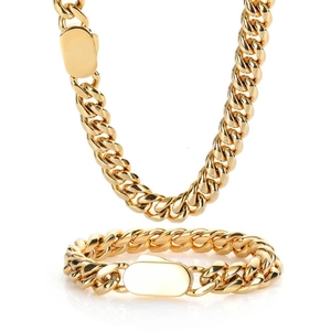 Détail de l'ensemble collier et bracelet à mailles cubaines en acier inoxydable doré 18K