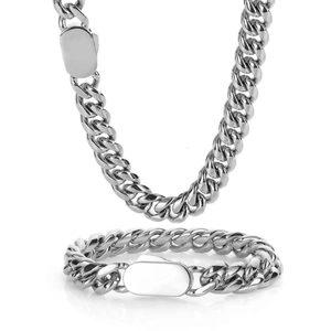 Détail de l'ensemble collier et bracelet à grosse maille gourmette argentée et fermoirs