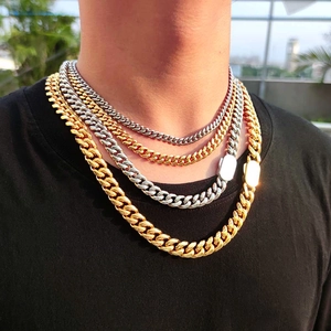 Colliers gourmette hip hop pour homme en acier or et argent portés par un modèle