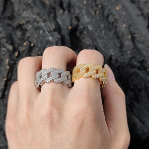 Dettaglio anelli cubani hip hop in oro e argento con micro-pave di zirconi cubici