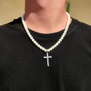 Minimalistische Perlenkette mit silbernem Kreuzanhänger und glänzenden Zirkonias