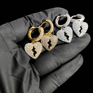 Detail van hiphop broken heart oorbellen in goud en zilver met zirkonia steentjes