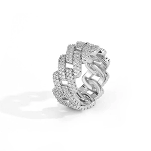 Vista dettagliata dell'anello cubano hip hop da 11 mm in argento con zirconi brillanti