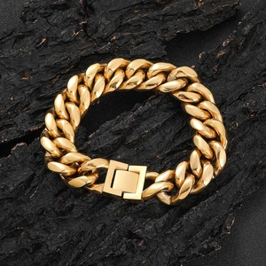 Bracelet gourmette dorée pour hommes avec fermoir carré sur support en écorce
