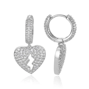 Gedetailleerde macro-opname van gebroken hart oorbellen met witte zirkonia steentjes in zilver