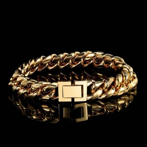 Détail d'un bracelet gourmette en or poli avec un fermoir rectangulaire géométrique