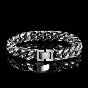 Gros plan du bracelet gourmette en acier inoxydable argenté avec un grand fermoir carré