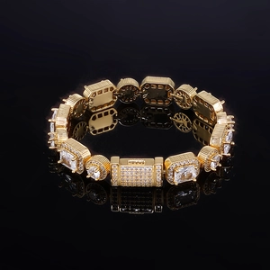 Détail macro du bracelet doré 10mm serti de zircons cubiques carrés et ronds brillants