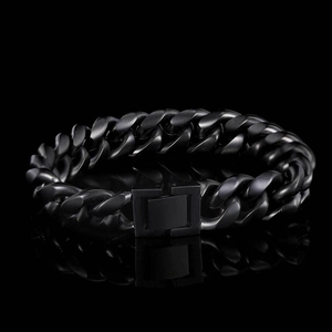 Détail du bracelet gourmette noir mat pour homme avec fermoir industriel carré élégant