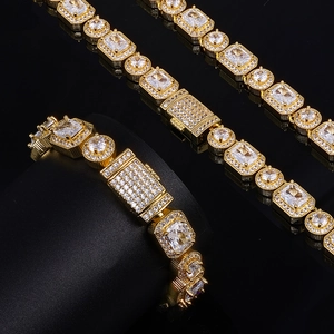 Détail d'une chaîne hip-hop dorée avec zircons carrés et fermoir serti de strass