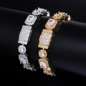 Vue macro de bracelets hip hop avec grappes carrées et rondes en finitions or et argent