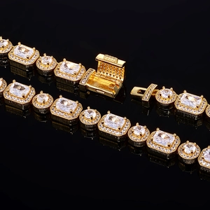 Bracelet chaîne dorée glacée avec zircons carrés et ronds et fermoir sécurisé
