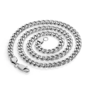 Detailansicht der silbernen kubanischen Gliederkette aus Edelstahl mit Karabinerverschluss