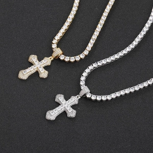 Gros plan de pendentifs croix or et argent avec chaînes tennis scintillantes style hip-hop