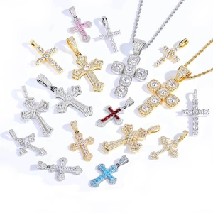 Dettaglio di ciondoli a croce hip hop con zirconi colorati placcati in oro e argento