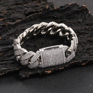 Pulsera cubana de hip hop con triple fila de circonitas y cierre de solapa resistente