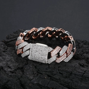 Primer plano de la pulsera Cuban Link de 20mm con diamantes en oro rosa y plata