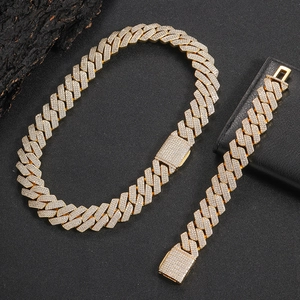 Primer plano de cadena y pulsera Cuban hip-hop de 20mm chapada en oro con piedras de circón