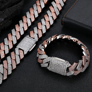 Primer plano de conjunto de cadena cubana hip hop con micro-pavé de circonitas bicolor