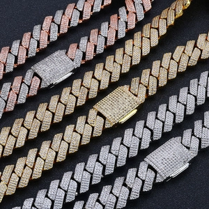 Vista macro de cadenas Cuban de 20mm con tres filas de circonitas en oro, plata y oro rosa