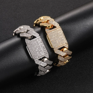 Detail van brede iced-out Cuban link armbanden in goud en zilver met pavé gezette zirkoon