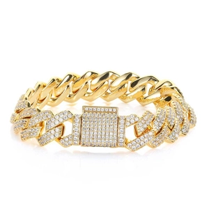 Macro-detail van gouden Cubaanse schakelarmband met half gepolijst en half zirkonia-ontwerp