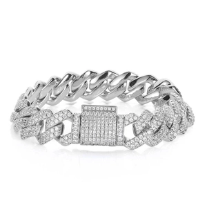 Detail van zilveren Cubaanse schakelarmband met zirkonia-sluiting en gepolijste afwerking