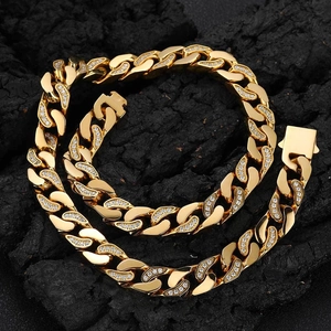 Detailansicht der 12mm goldenen Panzerkette mit mikropave-besetzten Zirkonia-Steinen