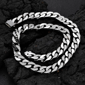 Detailansicht der 12mm Edelstahl-Panzerkette mit Zirkonia-Besatz im Hip-Hop-Stil