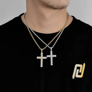 Dettaglio di pendenti a croce hip-hop con catene a fune in oro e argento e zirconi