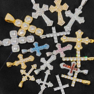 Macro di ciondoli a croce hip hop con zirconi colorati su tessuto nero