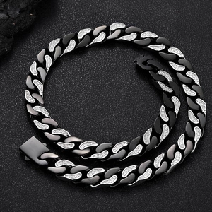Detail der 12mm zweifarbigen schwarzen und silbernen Cuban-Kette mit Zirkonia-Besatz