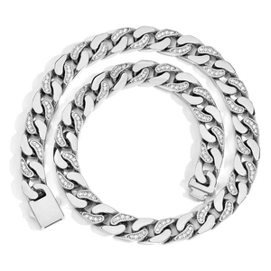 Makroaufnahme einer 12mm silbernen Edelstahl-Cuban-Link-Kette mit Zirkonia-Mikropavé