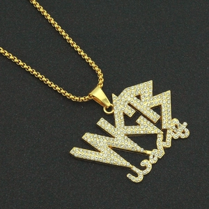 Collar hip hop dorado con colgante de letra y diamantes de imitación sobre fondo negro