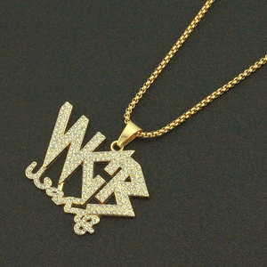 Collar hip hop dorado con colgante de letras WAR y piedras de circonita brillantes