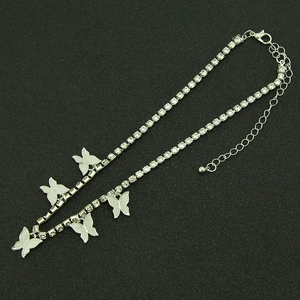 Collier tennis argenté avec breloques papillon et strass blancs ronds brillants