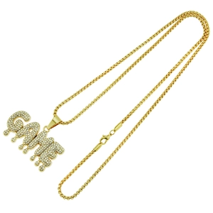 Goldene Hip Hop Halskette mit GANG Buchstaben-Anhänger und weißen Strasssteinen im Drip-Look