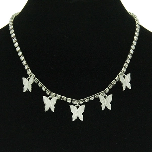 Collier tennis argenté avec cinq pendentifs papillons scintillants pour femmes tendance