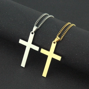 Colliers avec pendentif en croix en acier inoxydable, couleurs or et argent sur fond noir